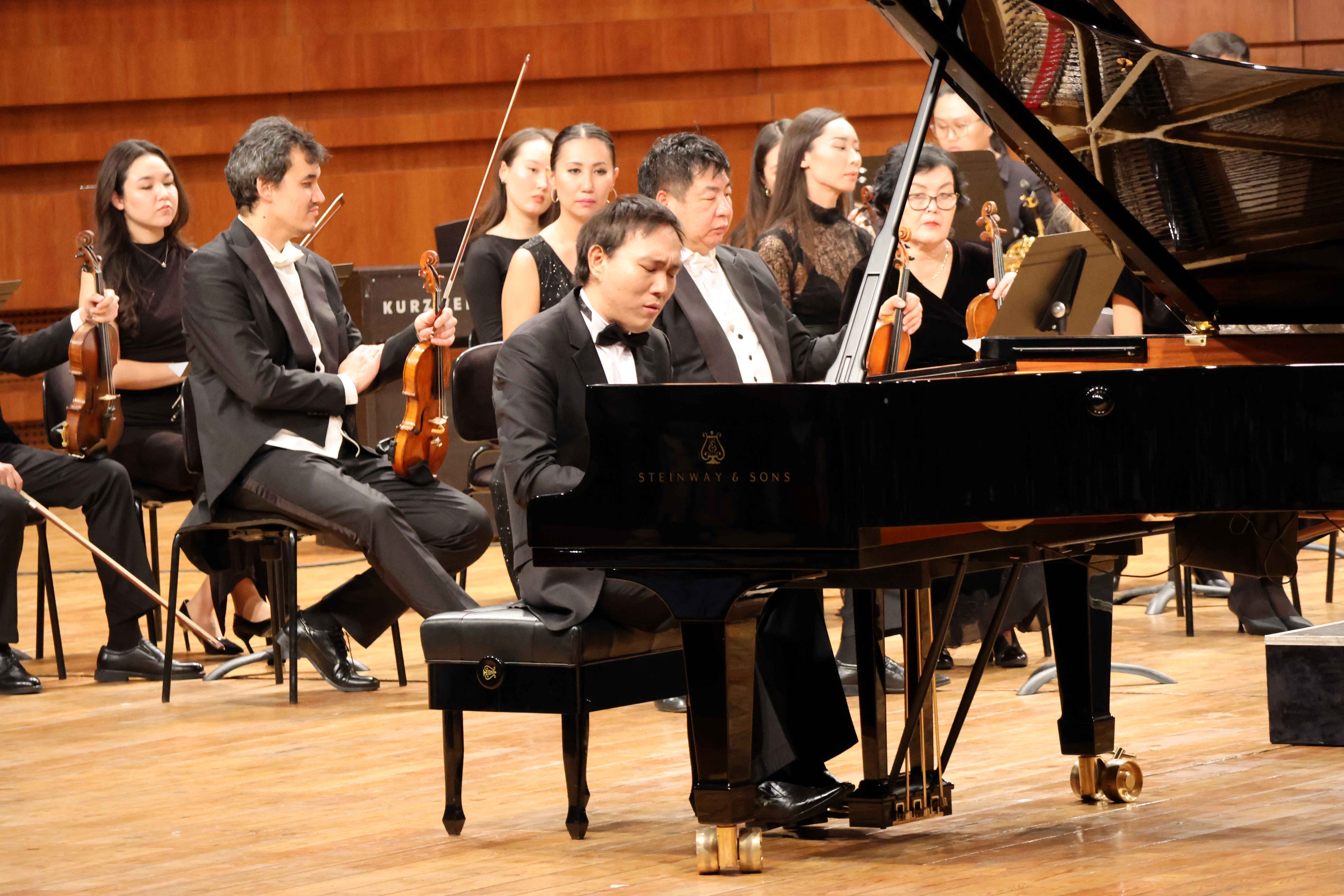 주카자흐스탄 한국문화원(원장 구본철, 이하 문화원)은 12월 23일(월) 19시 아스타나 시, 카자흐스탄 중앙 콘서트홀에서 카자흐스탄 국립 오케스트라와 주재국 최고의 고려인 피아니스트 스타니슬라브 헤가이를 초청한 연말콘서트를 개최하였습니다.     한국문화원은 이번 공연을 통해 카자흐스탄에 정착한 고려인 예술가의 음악적 재능을 조명하고, 카자흐스탄 최대 음악기관인 문화정보부 산하 <Qazaq Concert>와의 협업을 통해 양국의 우호와 협력 기반을 강화하고자 하였습니다.     이번 공연은 국립예술대학교 합창단의 공연을 시작으로, 카자흐스탄 국립 심포니 오케스트라의 연주와 스타니슬라브 헤가이의 피아노 독주로 주재국 주요인사 및 관객의 큰 호응을 얻었습니다.  ​  ​​​​​​​​​​​