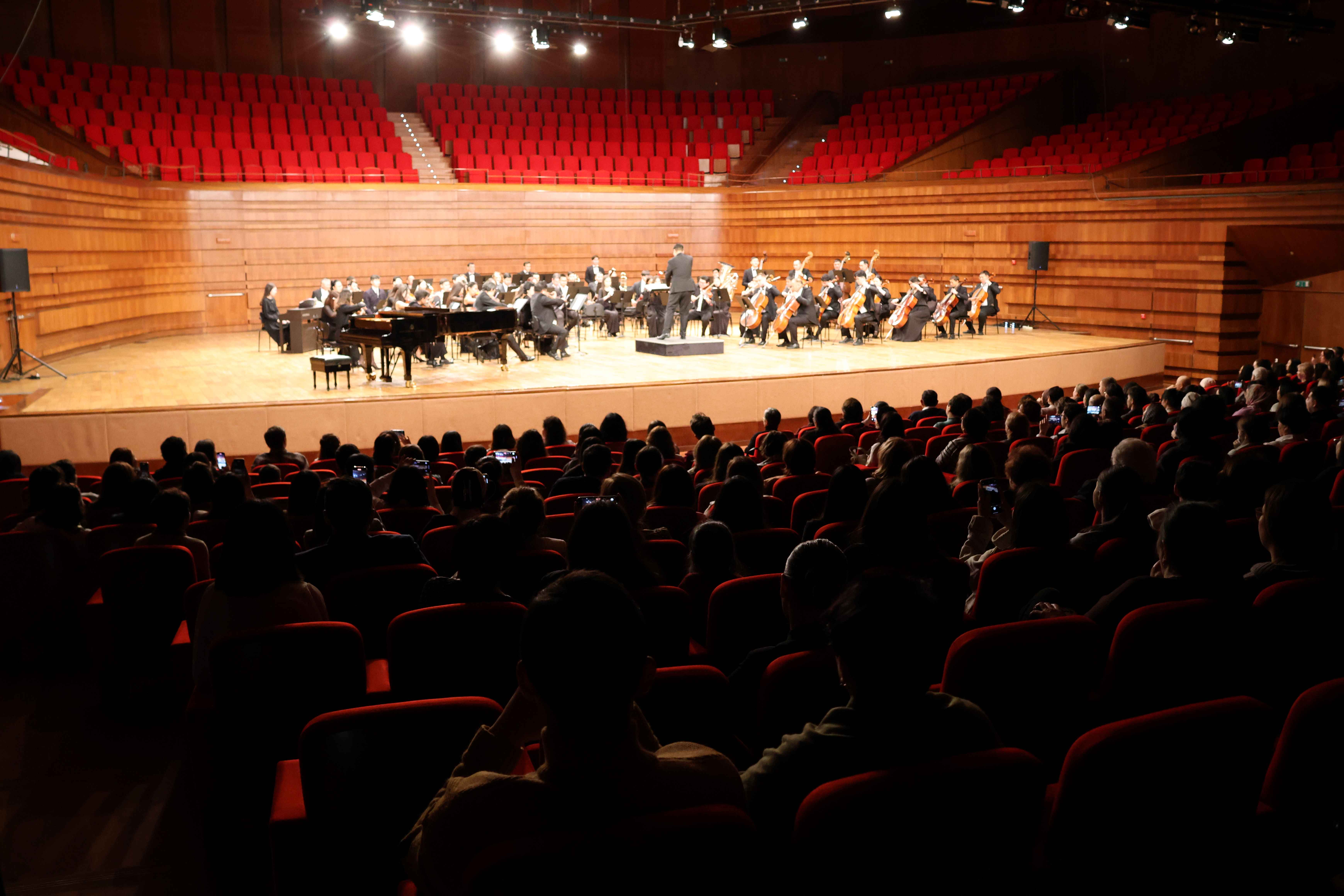 주카자흐스탄 한국문화원(원장 구본철, 이하 문화원)은 12월 23일(월) 19시 아스타나 시, 카자흐스탄 중앙 콘서트홀에서 카자흐스탄 국립 오케스트라와 주재국 최고의 고려인 피아니스트 스타니슬라브 헤가이를 초청한 연말콘서트를 개최하였습니다.     한국문화원은 이번 공연을 통해 카자흐스탄에 정착한 고려인 예술가의 음악적 재능을 조명하고, 카자흐스탄 최대 음악기관인 문화정보부 산하 <Qazaq Concert>와의 협업을 통해 양국의 우호와 협력 기반을 강화하고자 하였습니다.     이번 공연은 국립예술대학교 합창단의 공연을 시작으로, 카자흐스탄 국립 심포니 오케스트라의 연주와 스타니슬라브 헤가이의 피아노 독주로 주재국 주요인사 및 관객의 큰 호응을 얻었습니다.  ​  ​​​​​​​​​​​