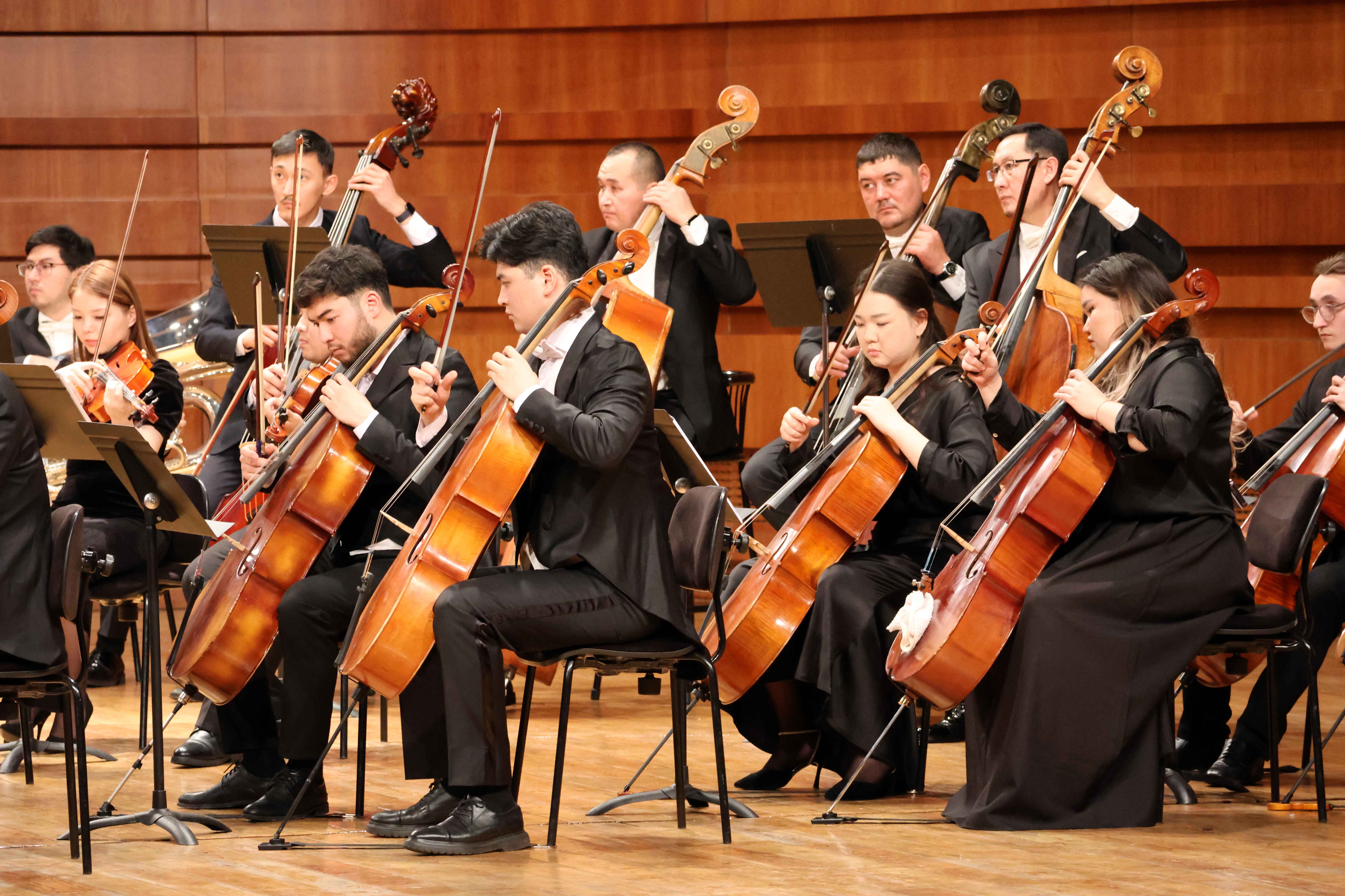 주카자흐스탄 한국문화원(원장 구본철, 이하 문화원)은 12월 23일(월) 19시 아스타나 시, 카자흐스탄 중앙 콘서트홀에서 카자흐스탄 국립 오케스트라와 주재국 최고의 고려인 피아니스트 스타니슬라브 헤가이를 초청한 연말콘서트를 개최하였습니다.     한국문화원은 이번 공연을 통해 카자흐스탄에 정착한 고려인 예술가의 음악적 재능을 조명하고, 카자흐스탄 최대 음악기관인 문화정보부 산하 <Qazaq Concert>와의 협업을 통해 양국의 우호와 협력 기반을 강화하고자 하였습니다.     이번 공연은 국립예술대학교 합창단의 공연을 시작으로, 카자흐스탄 국립 심포니 오케스트라의 연주와 스타니슬라브 헤가이의 피아노 독주로 주재국 주요인사 및 관객의 큰 호응을 얻었습니다.  ​  ​​​​​​​​​​​