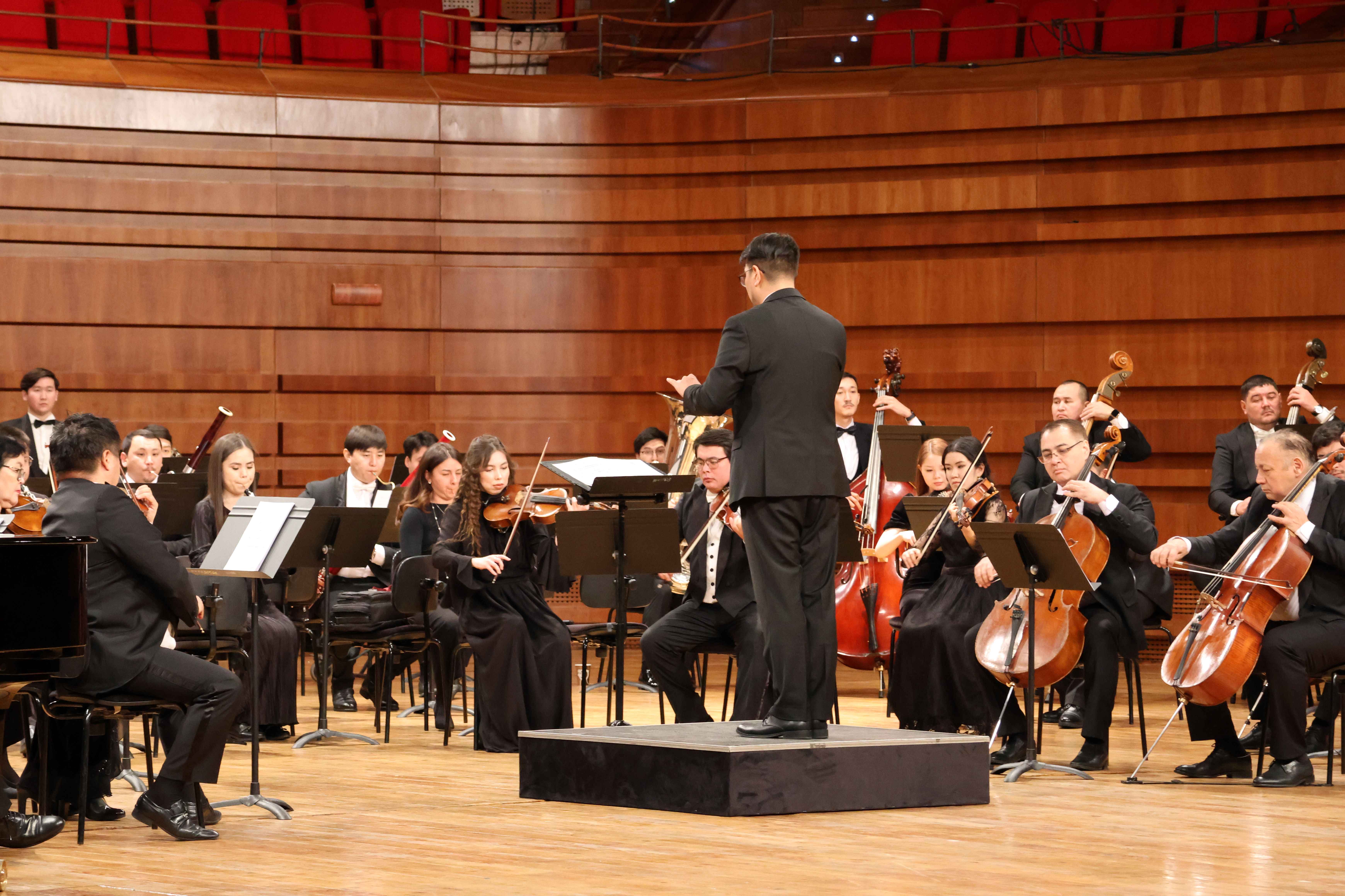 주카자흐스탄 한국문화원(원장 구본철, 이하 문화원)은 12월 23일(월) 19시 아스타나 시, 카자흐스탄 중앙 콘서트홀에서 카자흐스탄 국립 오케스트라와 주재국 최고의 고려인 피아니스트 스타니슬라브 헤가이를 초청한 연말콘서트를 개최하였습니다.     한국문화원은 이번 공연을 통해 카자흐스탄에 정착한 고려인 예술가의 음악적 재능을 조명하고, 카자흐스탄 최대 음악기관인 문화정보부 산하 <Qazaq Concert>와의 협업을 통해 양국의 우호와 협력 기반을 강화하고자 하였습니다.     이번 공연은 국립예술대학교 합창단의 공연을 시작으로, 카자흐스탄 국립 심포니 오케스트라의 연주와 스타니슬라브 헤가이의 피아노 독주로 주재국 주요인사 및 관객의 큰 호응을 얻었습니다.  ​  ​​​​​​​​​​​