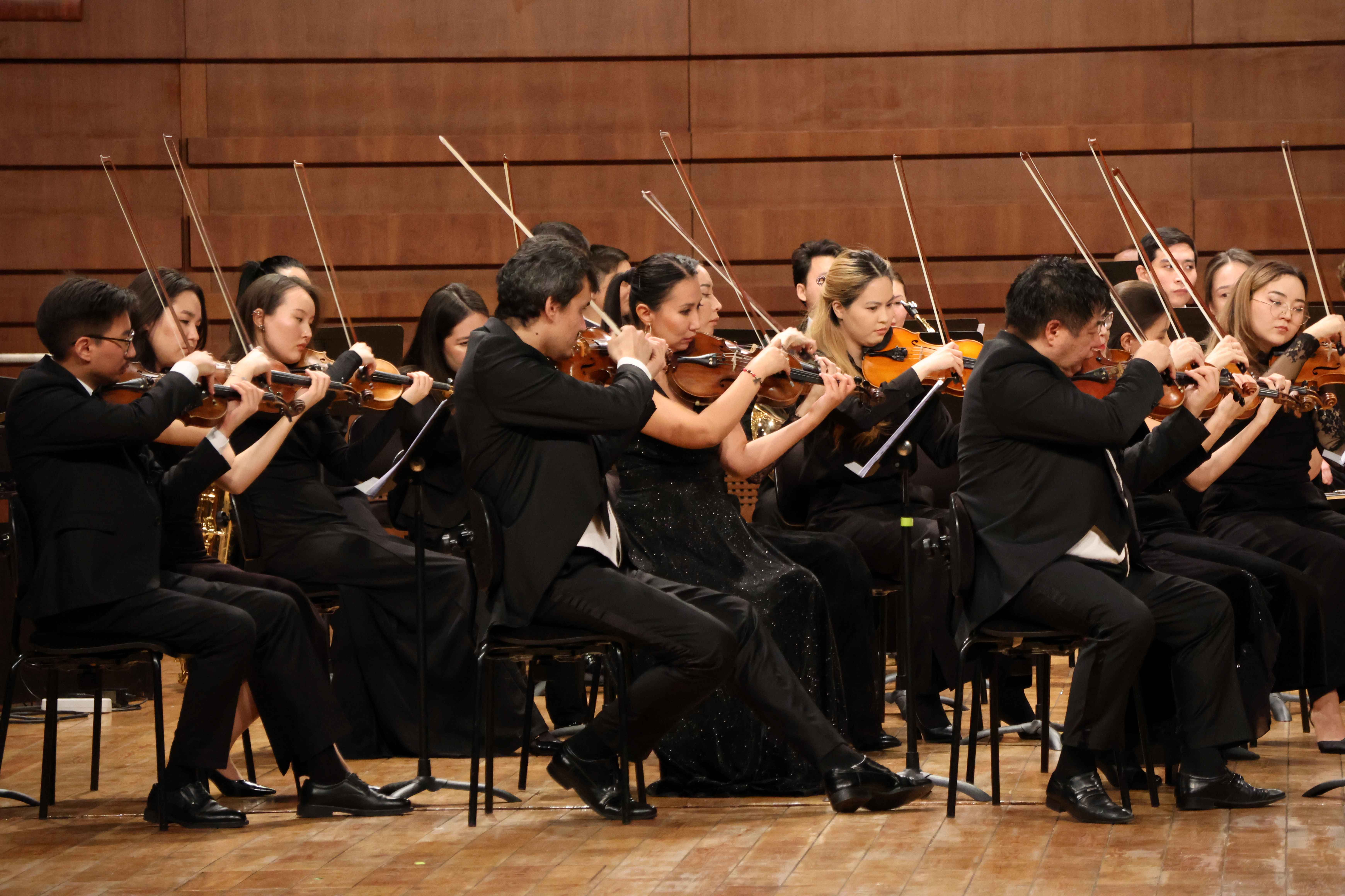 주카자흐스탄 한국문화원(원장 구본철, 이하 문화원)은 12월 23일(월) 19시 아스타나 시, 카자흐스탄 중앙 콘서트홀에서  카자흐스탄 국립 오케스트라와 주재국 최고의 고려인 피아니스트 스타니슬라브 헤가이를 초청한 연말콘서트를 개최하였습니다.