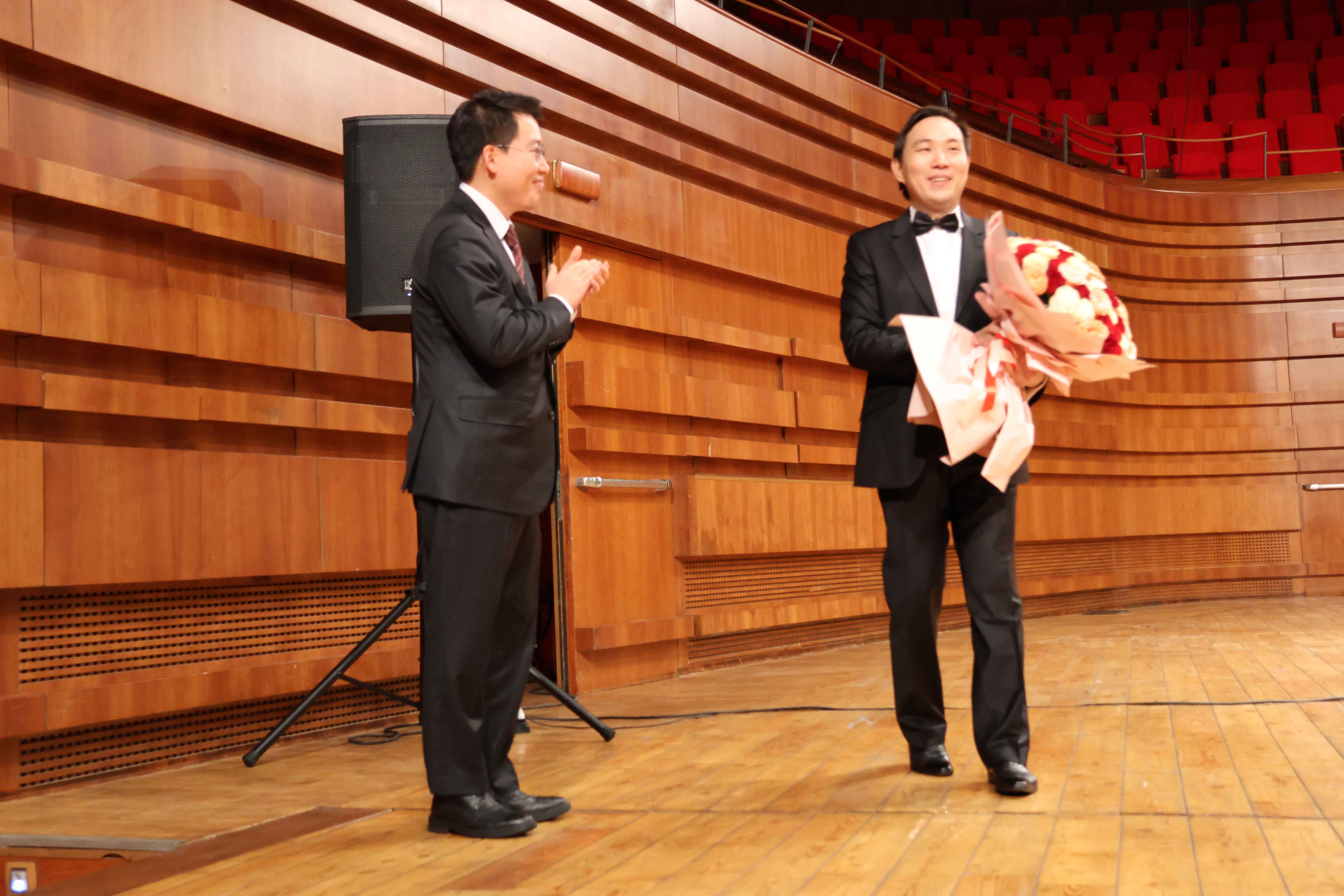 주카자흐스탄 한국문화원(원장 구본철, 이하 문화원)은 12월 23일(월) 19시 아스타나 시, 카자흐스탄 중앙 콘서트홀에서  카자흐스탄 국립 오케스트라와 주재국 최고의 고려인 피아니스트 스타니슬라브 헤가이를 초청한 연말콘서트를 개최하였습니다.