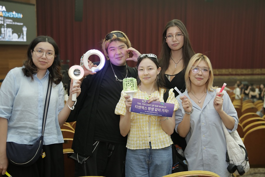 TNX를 응원하는 관람객(2)