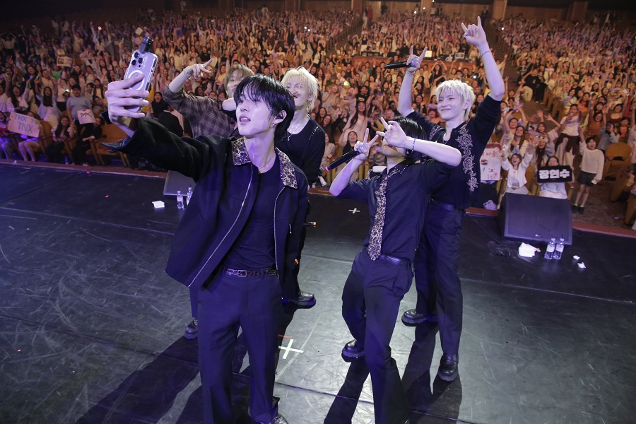 무대를 마치고 관객들과 사진찍는 TNX