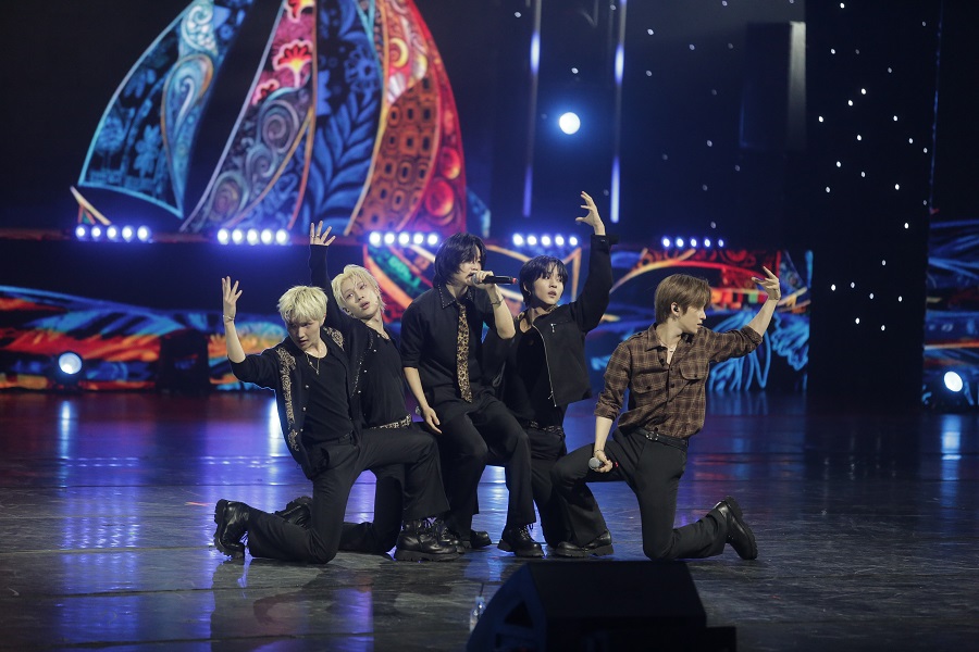 K-POP 그룹 TNX의 무대(4)