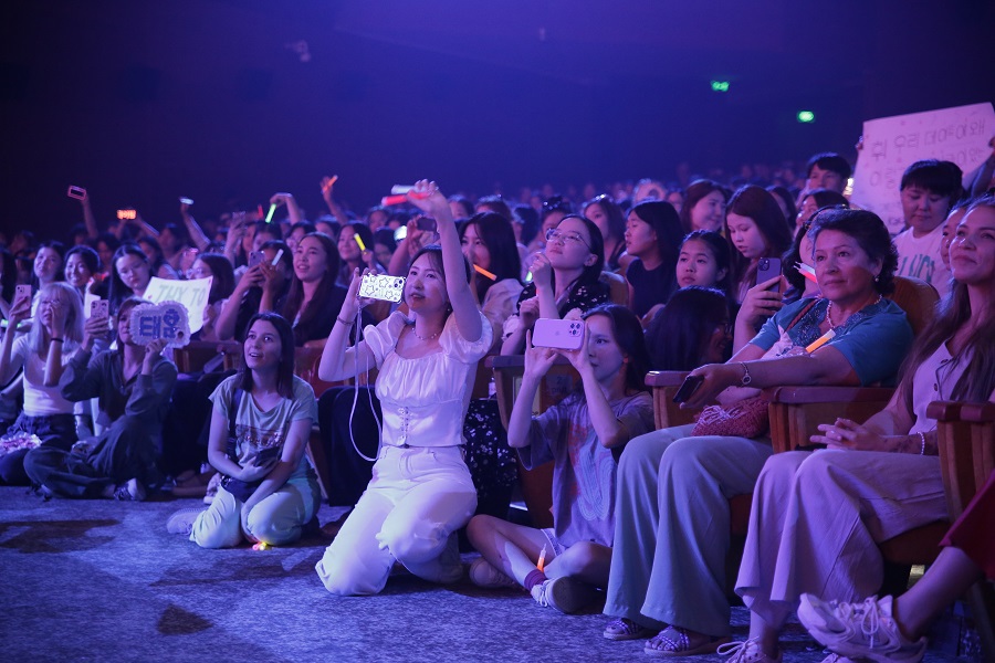 무대를 즐기는 관람객들