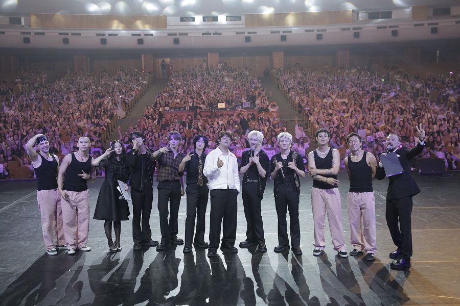 ACE와 TNX와의 단체사진