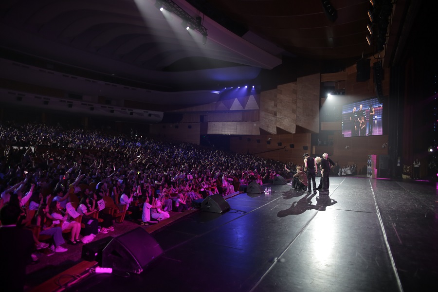 K-POP 그룹 TNX의 무대(3)