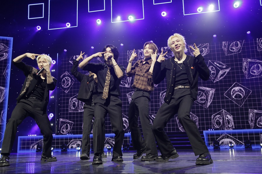 K-POP 그룹 TNX의 무대(2)