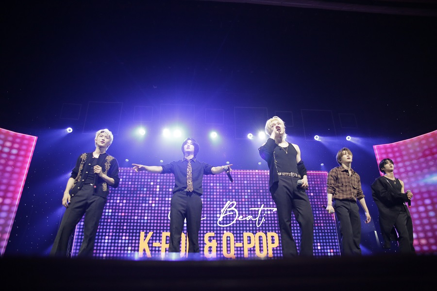 K-POP 그룹 TNX의 무대(1)