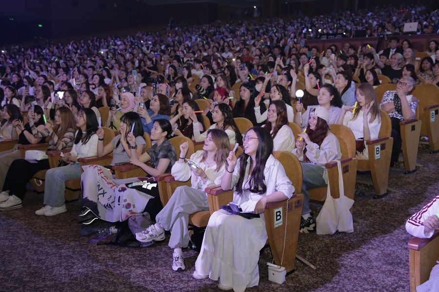 환호하는 관람객들