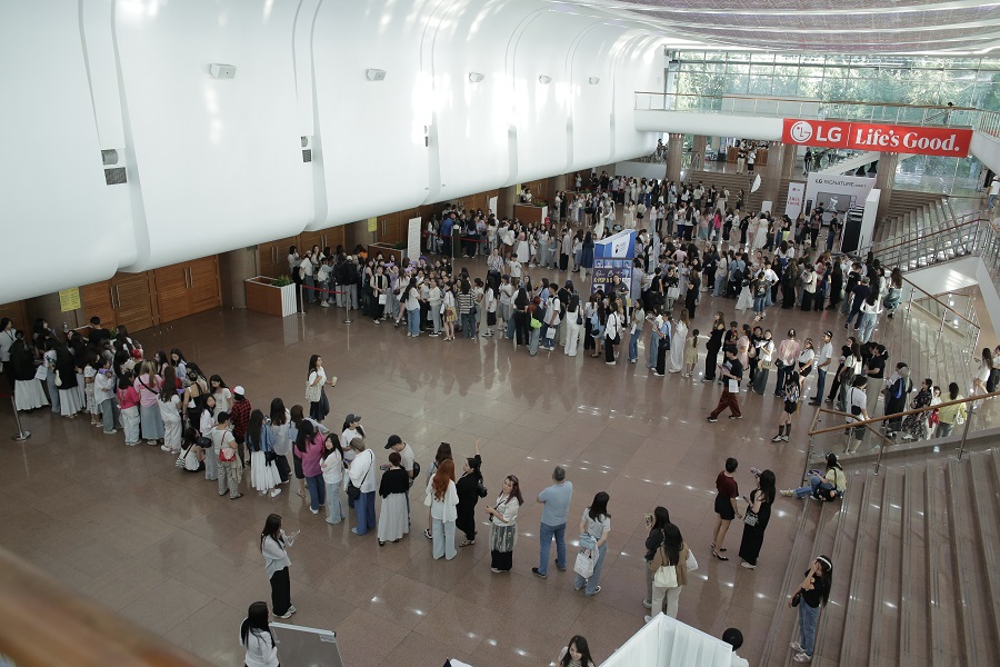 입장을 기다리는 관람객들