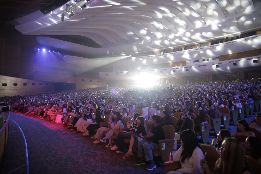 행사장을 가득 채운 관객들