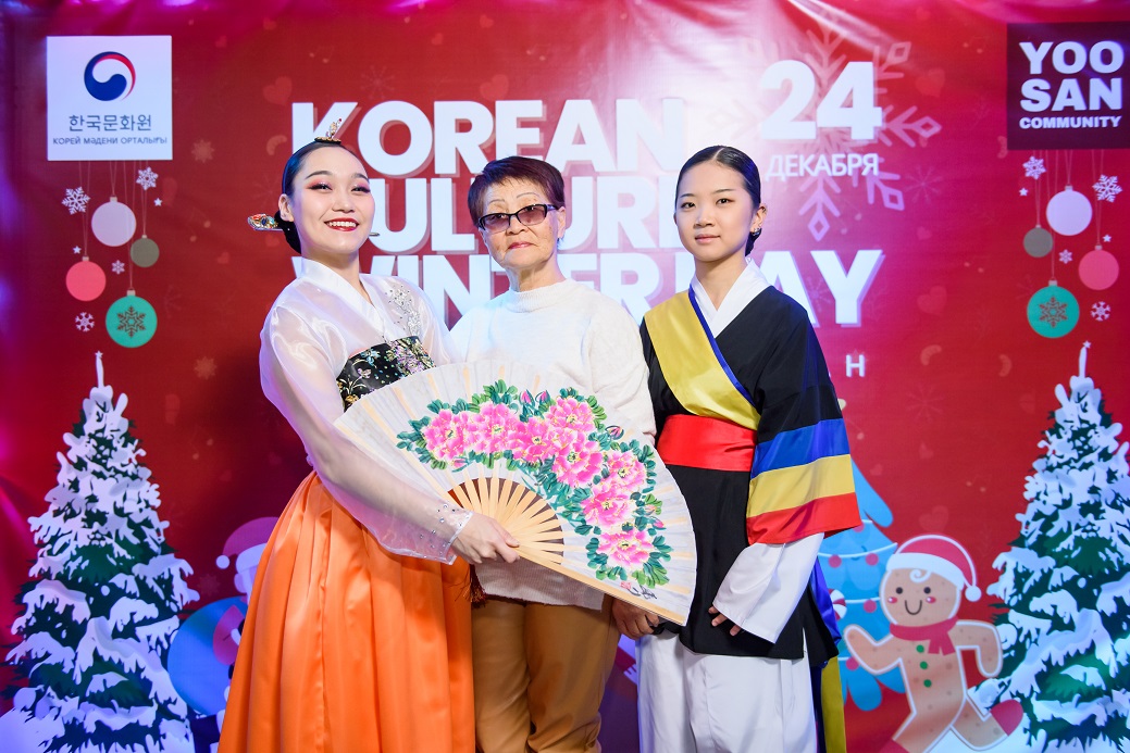 <코리안 컬처 윈터 데이> 포토존에서 사진찍는 관람객