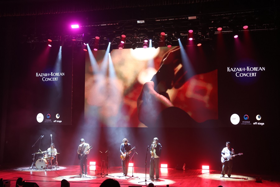 나자르바예프 대학 학생밴드의 공연(2)