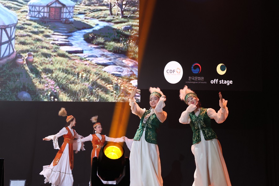 나자르바예프 대학의 전통댄스 공연(1)