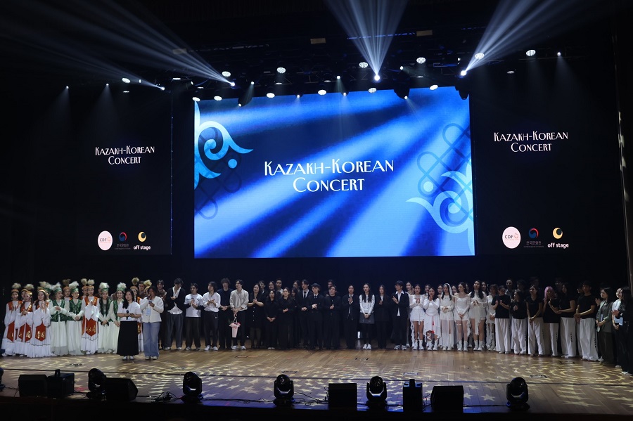 나자르바예프 대학 행사 출연진 단체사진