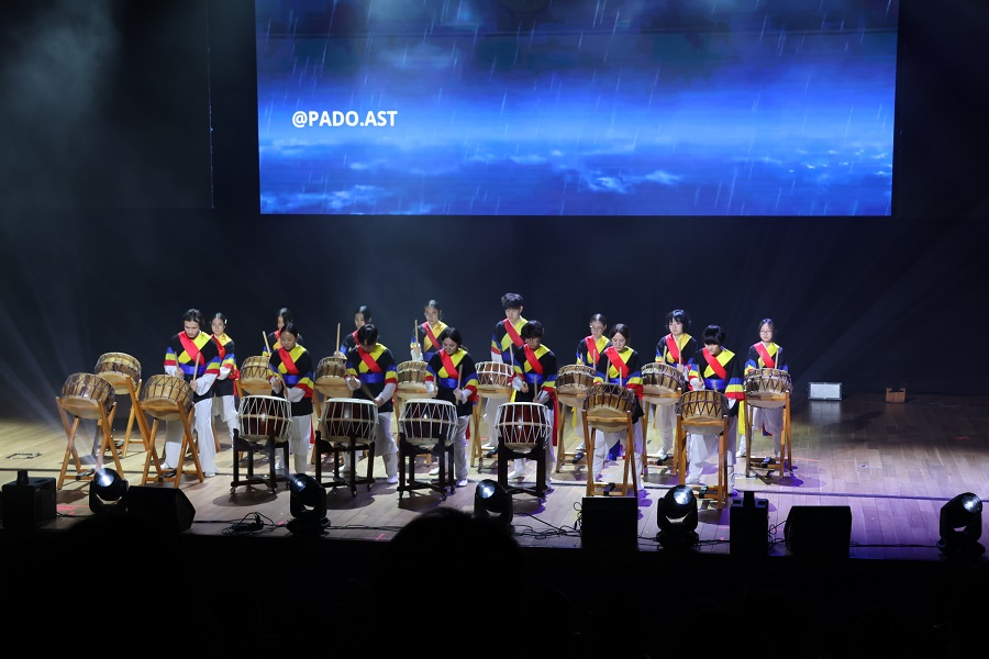 나자르바예프 대학 행사의 외부공연팀의 타악공연