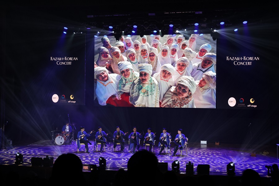 나자르바예프 대학 NU 오케스트라의 전통악기 연주