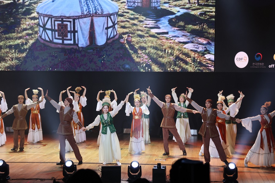 나자르바예프 대학의 전통댄스 공연(2)