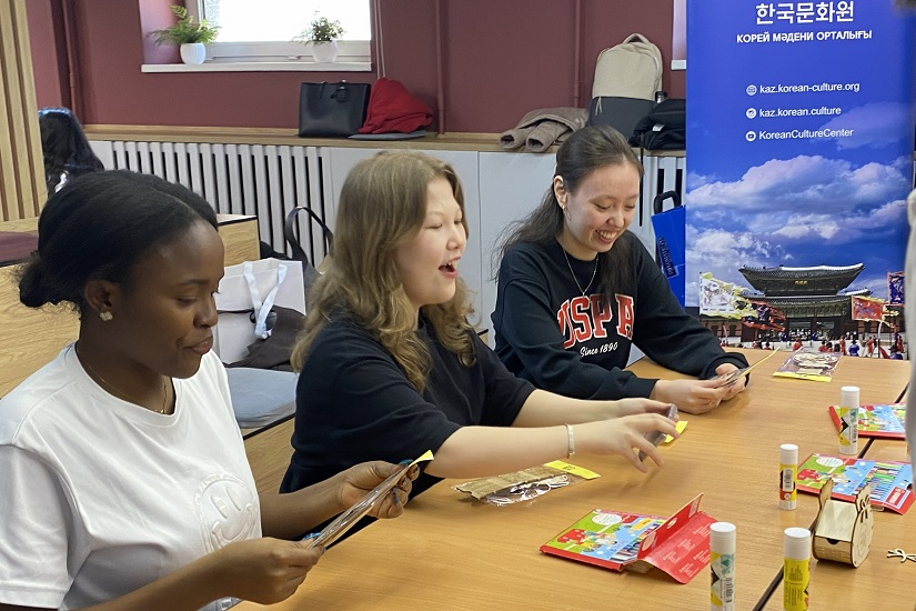 막숫 나릭바예프 대학교 및 '한규' 동아리 협업 <Cherry Blossom Spring Festival> 행사 개최