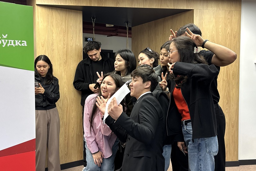 막숫 나릭바예프 대학교 및 '한규' 동아리 협업 <Cherry Blossom Spring Festival> 행사 개최