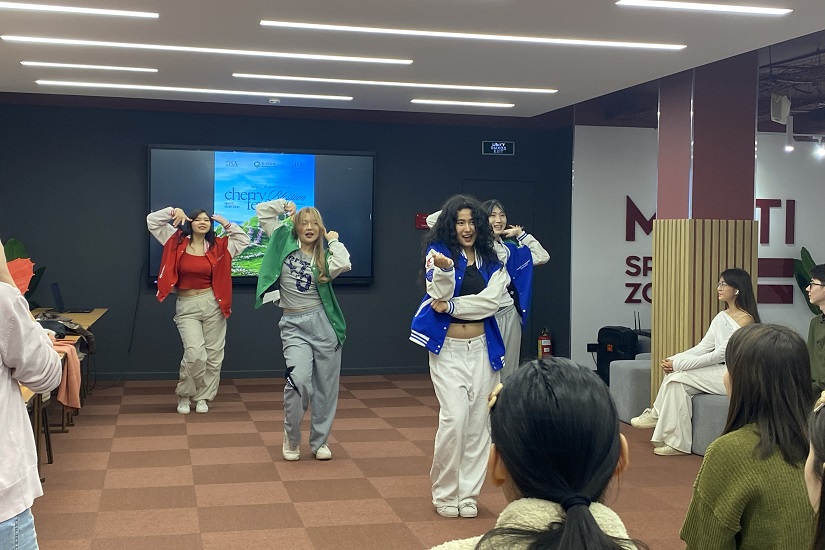 막숫 나릭바예프 대학교 및 '한규' 동아리 협업 <Cherry Blossom Spring Festival> 행사 개최