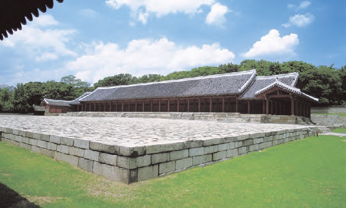 <B>Jongmyo Shrine.</B> The central Confucian shrine of Joseon housing the spirit tablets of Joseon Kings and their Consorts.